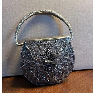 Bolso de mano de metal con relieve floral antiguo, hecho a mano y personalizable, para bodas y fiestas, de God Grace Craft - Product Image 5