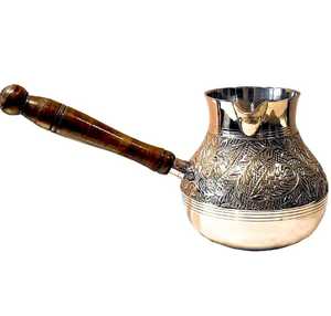 Cafetière turque en cuivre et laiton gravée, Cezve Ibrik, en métaux mixtes, vintage, pour cuisinière, avec poignée en bois foncé - Product Image 1