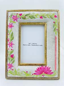 Cadre photo vertical moderne en bois et tissu, fait main, de luxe, brodé et perlé, léger et durable – Collection Printemps – Meilleures ventes - Product Image 2