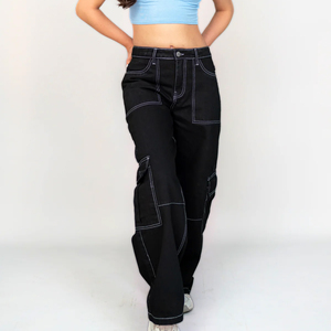 Vaqueros cargo negros rasgados para mujer, estilo streetwear, con corte recto y logotipo personalizado - Product Image 1