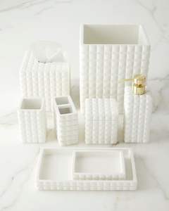 Ensemble d'accessoires de salle de bain contemporains en marbre avec distributeur de savon, porte-brosse à dents et porte-savon - Product Image 1