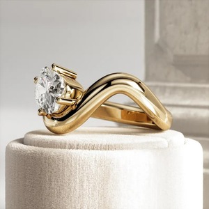 Anillo Solitario Audaz con Diamante Cultivado en Laboratorio de Corte Cojín y Banda Curva Trenzada Única, en Oro de 14k Amarillo, Blanco y Rosa, de Moda para Boda - Product Image 6