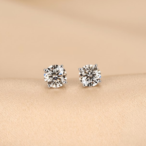 Boucles d'oreilles solitaires en diamant cultivé en laboratoire rondes en or 10 carats |   Boucles d'oreilles en diamant de laboratoire taille brillant |   Boucles d'oreilles VVS - Product Image 5
