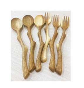 Cuillères en bois sculptées à la main en forme de queue de baleine, finition alimentaire, parfaites pour la cuisine, le service ou la décoration de cuisine sur le thème de l'océan. - Product Image 4