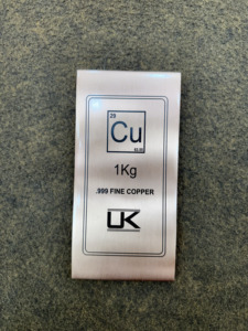 Barre de cuivre pur 1 kg .999, lingot métallique, design élémentaire, marquage UK, forme carrée, qualité investissement - Product Image 4