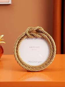 กรอบรูปทรงกลมดีไซน์หรูหราคลาสสิก ตกแต่งด้วยเชือกทอง พรีเมียม สำหรับตั้งโต๊ะ เพิ่มความสวยงาม - Product Image 2