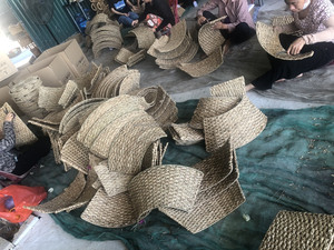 Vente en gros de paniers à œufs en jonc de mer pour la collecte d'œufs frais Paniers de rangement ovales faits à la main avec poignées du Vietnam - Product Image 4