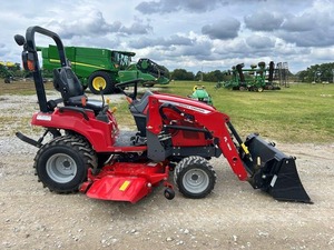 Tractor de Ruedas 4x4 Massey Ferguson GC2400 con Motor de 25 HP, Quitanieves de Montaje Frontal y Plataforma de Corte de Montaje Medio - Product Image 5
