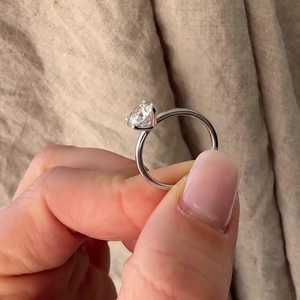 แหวนเพชรทรงกลม 1 กะรัต เพาะเลี้ยงในห้องปฏิบัติการ แหวนหมั้นทองคำแท้ 10K 14K 18K ผู้ผลิตแหวนเพชรเม็ดเดี่ยวสำหรับขอแต่งงาน ขายส่งเครื่องประดับ - Product Image 3
