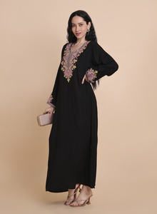 Abaya arabe élégante pour l'Aïd, brodée, col en V, manches longues, coupe classique, longueur complète, respirante, légère, pour un usage quotidien - Product Image 1