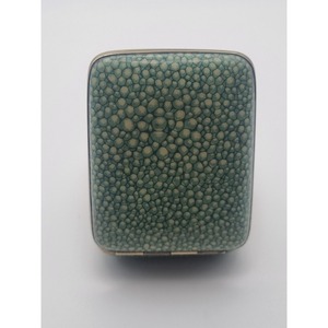 Boîte à allumettes vintage en shagreen vert, forme carrée, bordure dorée, usage domestique - Product Image 4