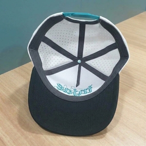 Gorra de Golf Personalizada OEM de 5 Paneles, Perforada con Corte Láser, Bordado Plano, Visera Precurvada, Estructurada, MOQ Bajo, ODM - Product Image 5