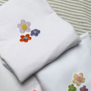 Elegante blusa étnica con bordado de cuentas para uso casual, blusa moderna con bordado de cuentas y diseño único. - Product Image 1