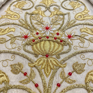 Robe de liturgie religieuse en satin blanc avec motif floral brodé or, couleur et logo personnalisés, pour homme - Product Image 6