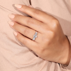 Bague classique à trois pierres en diamant de laboratoire, diamant ovale certifié, or 14K ou 18K, pour fiançailles ou anniversaire - Product Image 3