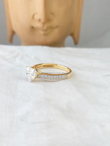 Anillo de Diamantes Romántico en Forma de Corazón con Piedras Laterales, Engastado en Elegante Oro Amarillo – Un Símbolo Atemporal de Amor y Lujo - Product Image 3