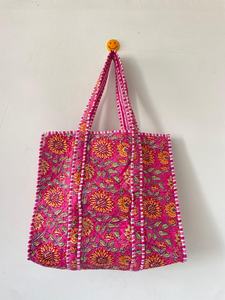 Bolso Tote de Algodón Rosa Acolchado Hecho a Mano, Estilo Bohemio con Paneles Florales, Abierto por Arriba, Casual para Uso Diario, Estilo Vintage - Product Image 2