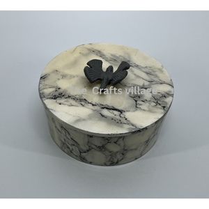 Cuenco redondo de chocolate con diseño de patrón de mármol y perilla de mariposa, contenedor decorativo hecho a mano para regalo, diseño moderno. - Product Image 5