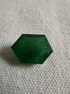 Esmeralda Zambiana Natural, Corte Hexagonal, Verde Intenso, Gema Suelta para Joyería Personalizada, Colecciones Finas e Inversiones - Product Image 3