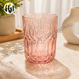 Vase en verre vert vintage avec un design côtelé pour une utilisation décorative en intérieur - Product Image 4