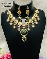 Ensemble de collier de mariée en alliage plaqué or Kundan avec boucles d'oreilles et tikka, bijoux indiens ornés de diamants américains, design tendance