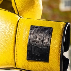Guantes de Boxeo Profesionales de Muay Thai y Guantes de Boxeo Premium Cómodos de Calidad en Cuero Artificial en Color Amarillo - Product Image 4
