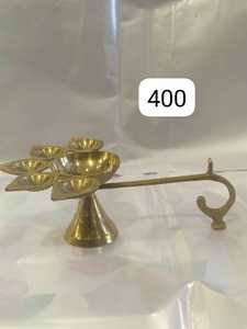 Diya Deepak en laiton au design classique avec lampe à huile traditionnelle pour la Pooja hindoue, le festival Diwali, les mariages et les cérémonies religieuses - Product Image 1