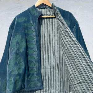 Hermosa Chaqueta Azul de Terciopelo Suzani con Bordado Floral Hecho a Mano, Arte Folclórico Bohemio, Abrigo Étnico de Invierno para Mujer, Regalo para Ella - Product Image 5