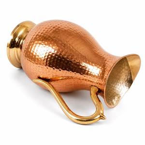 Carafe en cuivre haut de gamme en gros avec accents décoratifs en laiton – Carafe de service artisanale bicolore en cuivre et laiton - Product Image 1