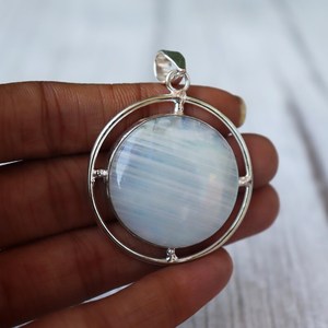 Pendentif rond en pierre de lune fait main, argent sterling 925, bijou en pierre précieuse naturelle, charme unique, cadeau pour femme - Product Image 6