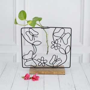 Jarrón de Metal Moderno con Diseño de Mariposa y Tubo de Vidrio, 31.5 cm de Altura, Negro, Porta Flores Decorativo - Product Image 4