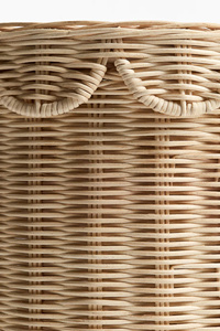 Una encantadora tapa con borde festoneado, una pieza versátil que combina funcionalidad con estilo, cesta de ratán para niños. - Product Image 4