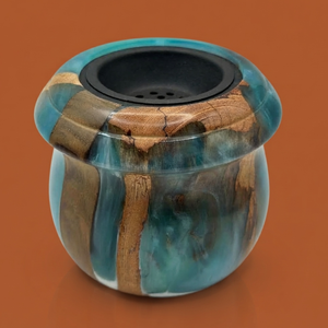 Magnifique brûleur d'encens en résine turquoise et bois, avec une finition brillante et tourbillonnante, accompagné d'un récipient de combustion noir mat durable. - Product Image 1