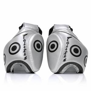 Mitaines de boxe Fairtex bleues, design incurvé, coussinets en cuir synthétique pour l'entraînement de la technique et de la réaction - Product Image 5