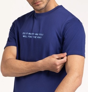 เสื้อยืดคอกลมแขนสั้นสีกรมท่าสำหรับผู้ชาย ทรงปกติ ผ้าเจอร์ซีย์คอตตอน 100% ระบายอากาศได้ดี น้ำหนัก 220 กรัม สวมใส่สบาย พิมพ์ลายโลโก้ด้านหน้า - Product Image 5