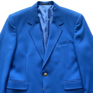 Blazer noir universitaire pour homme, avec écusson brodé, veste de costume ajustée, style business décontracté, formel et professionnel - Product Image 2