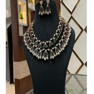 Atractivo conjunto de collar y aretes de latón chapado en oro de primera calidad con apariencia de piedra, estilo Kundan de lujo, para colección de bodas y fiestas. - Product Image 1