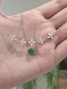 Collier pendentif en or 14 carats avec diamant de laboratoire taille émeraude Qube Star, certifié IGI, 8,10 carats, design floral de luxe, pierre précieuse verte - Product Image 2