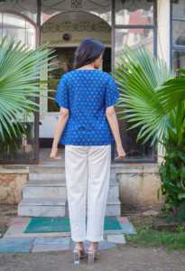 เสื้อผู้หญิงสีน้ำเงินผ้าฝ้ายพิมพ์ลายดอกไม้ทรงปกติพร้อมแขนบานและคอกลม ออกแบบมาเพื่อการสวมใส่ลำลองในฤดูร้อนทั่วโลก - Product Image 6