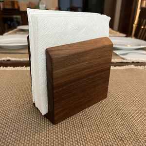 Porta servilletas tradicional indio hecho de madera de mango con elementos de diseño étnico para comedor o restaurante. - Product Image 2