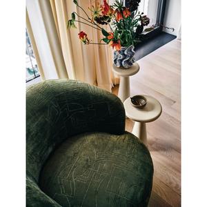 Mesa Auxiliar Artesanal con Base Redonda Ancha y Escultórica Cónica, Acabado Natural Intenso, Ideal para Bares - Product Image 6