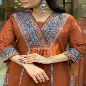 ชุดสูทผ้าฝ้ายแท้ทำมือ VASTRA COTTAGE พร้อมกางเกงและผ้าคลุมไหล่ พิมพ์ลายที่คอแบบแฮนด์เมด สวมใส่สบาย เหมาะสำหรับทุกวันและงานเทศกาล - Product Image 3