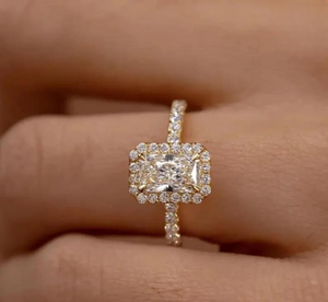 Bague de fiançailles personnalisable vintage en or jaune 18 carats avec diamant de laboratoire taille radiant de 1,50 carat, clarté VS1, couleur F, halo et diamants latéraux - Product Image 3