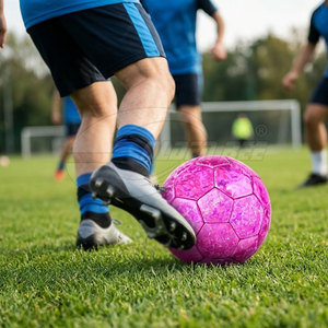 Ballon de football d'entraînement personnalisé OEM avec coutures de qualité et surface texturée pour l'entraînement sportif et les activités de plein air - Product Image 4
