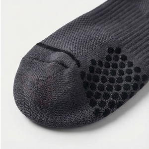 Chaussettes hautes pour hommes, couleur unie, tricotées, respirantes, en spandex et polyester, chaussettes de sport, style régulier d'été - Product Image 6