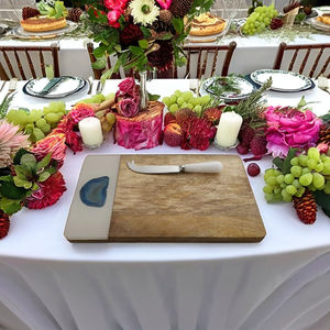 Elegante Tabla de servir de madera de resina con incrustaciones de piedra de ágata para el hogar, boda, restaurante de negocios para tabla de quesos, bloque de cortar - Product Image 1
