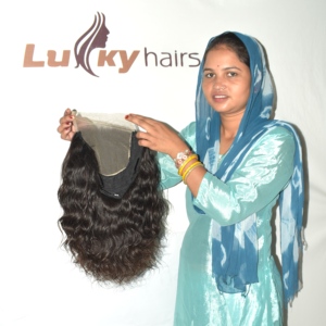 Service de conception de perruques en cheveux naturels indiens Remy personnalisés, avec bonnet entièrement en dentelle, options de texture et de densité personnalisées, et finition de la ligne des cheveux sur mesure - Product Image 1