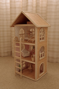 Maison de poupée en rotin de luxe à 3 étages - Maison de jeu tressée à la main, écologique, pour l'apprentissage Montessori - Product Image 2