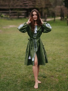 Robe ukrainienne à manches longues et broderies florales, longueur genou, avec ceinture, style bohème, tenue d'été pour femme avec pompon - Product Image 1
