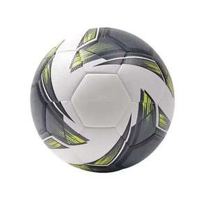 Ballon de football professionnel de haute qualité, léger et durable, pour entraînement et matchs, avec logo personnalisé et taille sur mesure. - Product Image 3